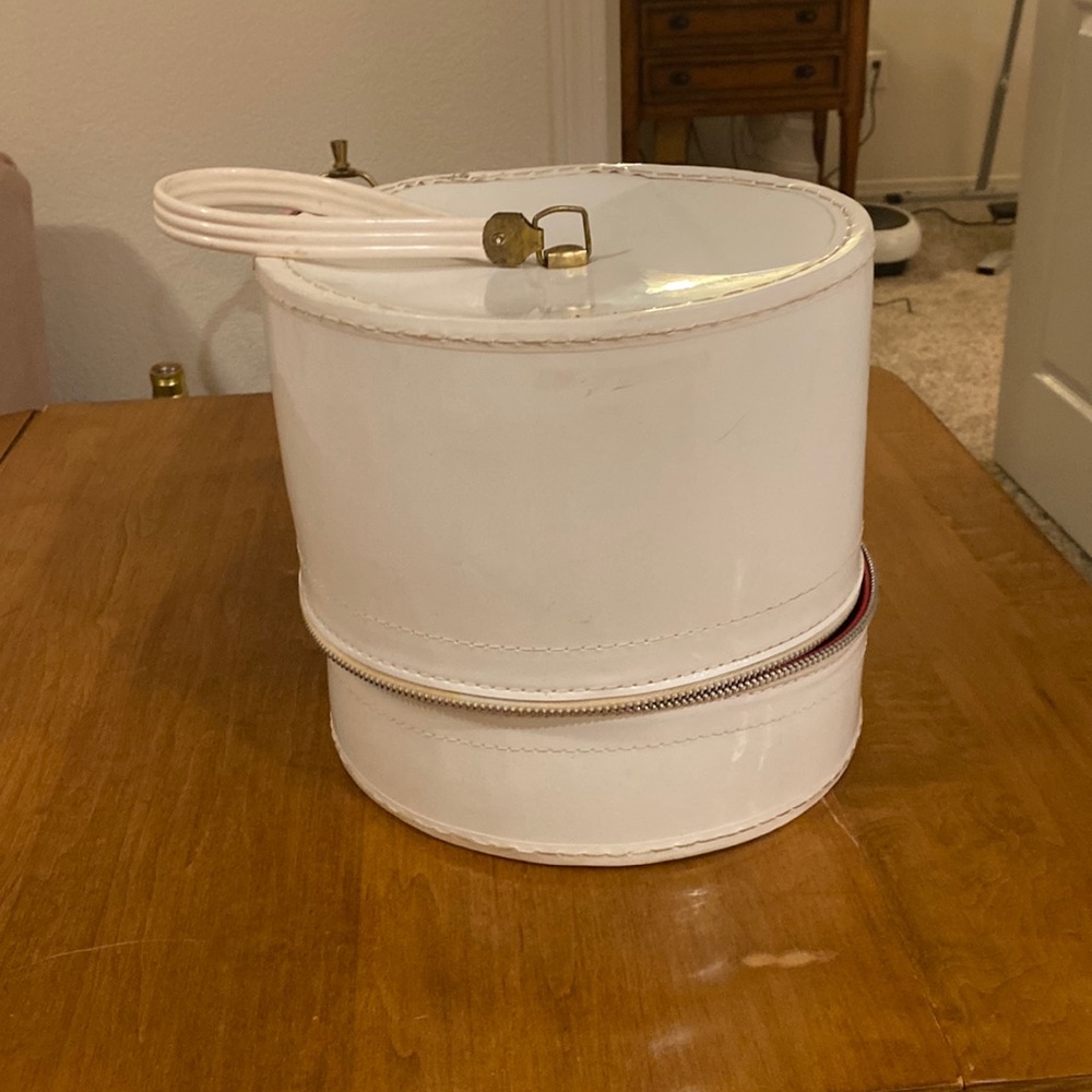 Small white vintage hat/wig box